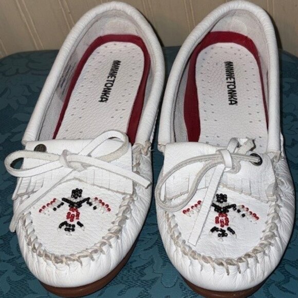 Minnetonka Women's Thunderbird Animikii Softsole Moccasin Flats - Picture 1 of 4